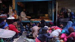 نوزادان در افغانستان برای اینکه اعضای خانواده گرسنه نمانند، فروخته می‌شوند