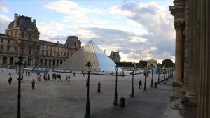 A kulturális szektor dolgozói lezárták a Louvre-múzeum bejáratát