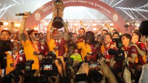 Galatasaray a câștigat derby-ul și a înălțat trofeul...