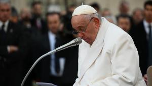 El papa Francisco rompe en llanto en medio de oración por la paz en Ucrania