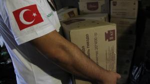 Turquie : la famille du footballeur décédé, Ahmet Çalik, distribue 750 colis alimentaires à Idleb