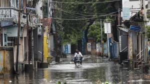Több mint 800 ezer embert evakuáltak a Banglades partjait sújtó Remal ciklon vihar miatt