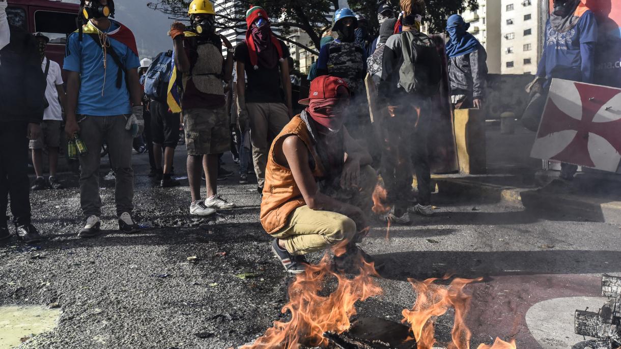 Kilencvenre nőtt a venezuelai tüntetések halálos áldozatainak a száma