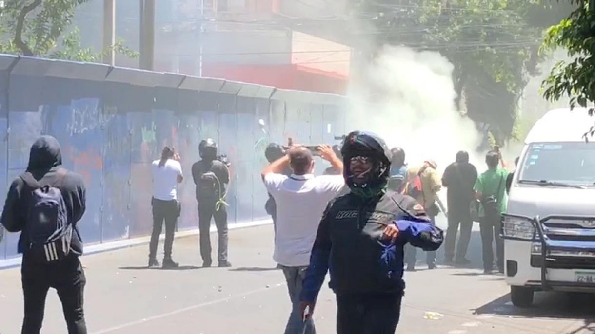 تظاهرکنندگان در مکزیک پلیس را آتش زدند