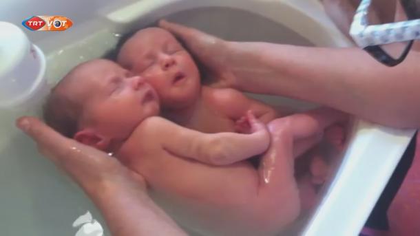 Il primo bagnetto dei neonati gemelli
