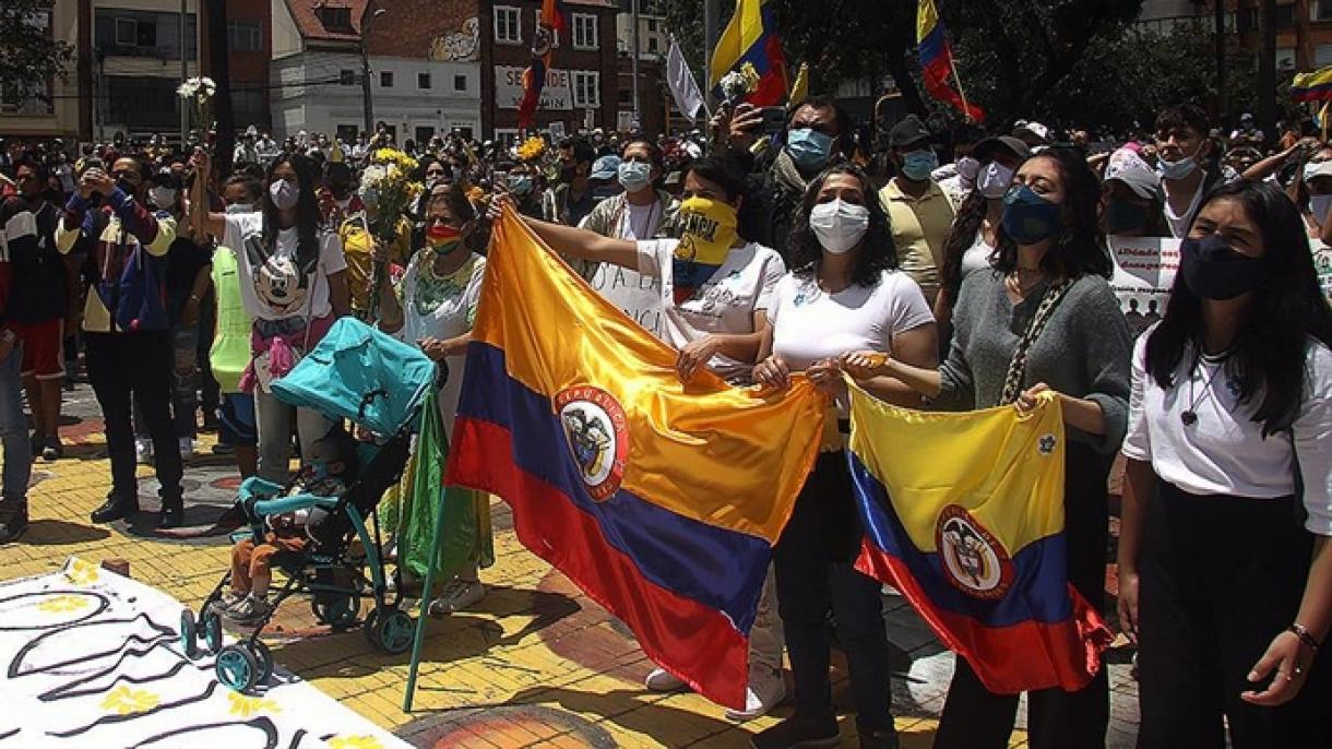 Ezrek tüntetnek a kormány ellen Kolumbiában
