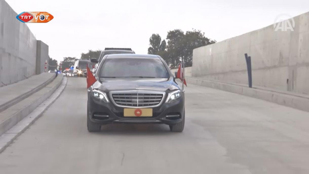 土耳其总统亲自驾车穿越欧亚隧道