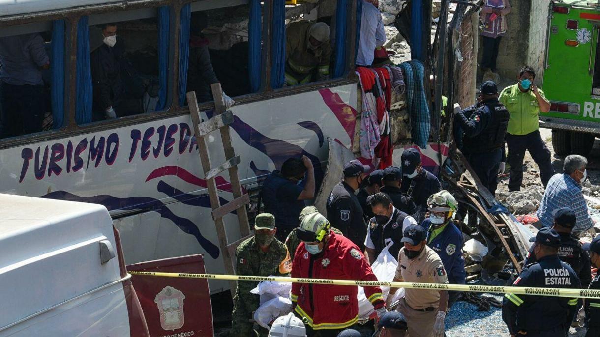 میکسیکو میں مسافر بس مکانات سے جا ٹکرائی، 19 افراد ہلاک