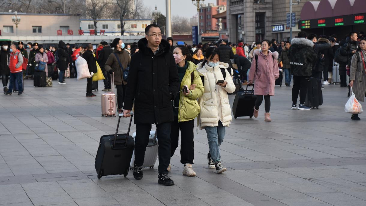 Los chinos están en los caminos para la Fiesta de Primavera