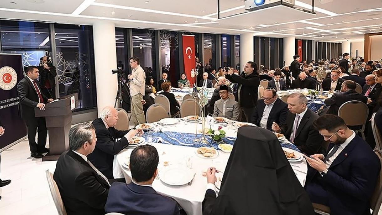 Creyentes de las tres religiones principales se reúnen en la cena de iftar en Türkevi en Nueva York