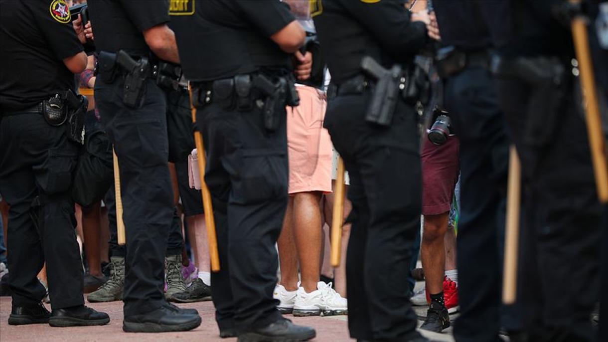 美国警方在基诺沙市拘捕200余名抗议者
