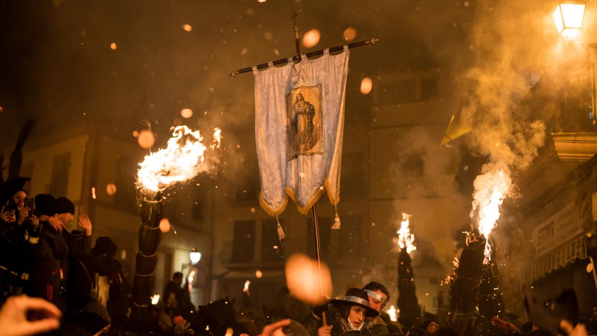 ¡Escobas en llamas! España celebra la fiesta de “Los Escobazos”