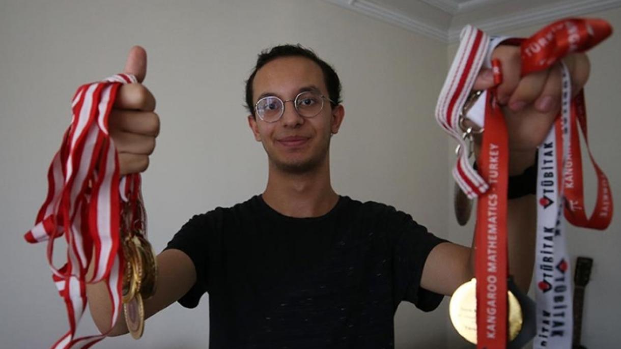 ترک طالبِ علم براق   قارا تاش کی آکسفورڈ یونیورسٹی کے ریاضی اور کمپیوٹر کے شعبے میں پہلی پوزیشن