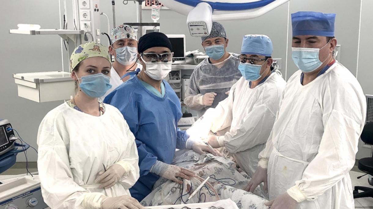 Түрк дарыгери Өзбекстанда 11 баланы операция жасады