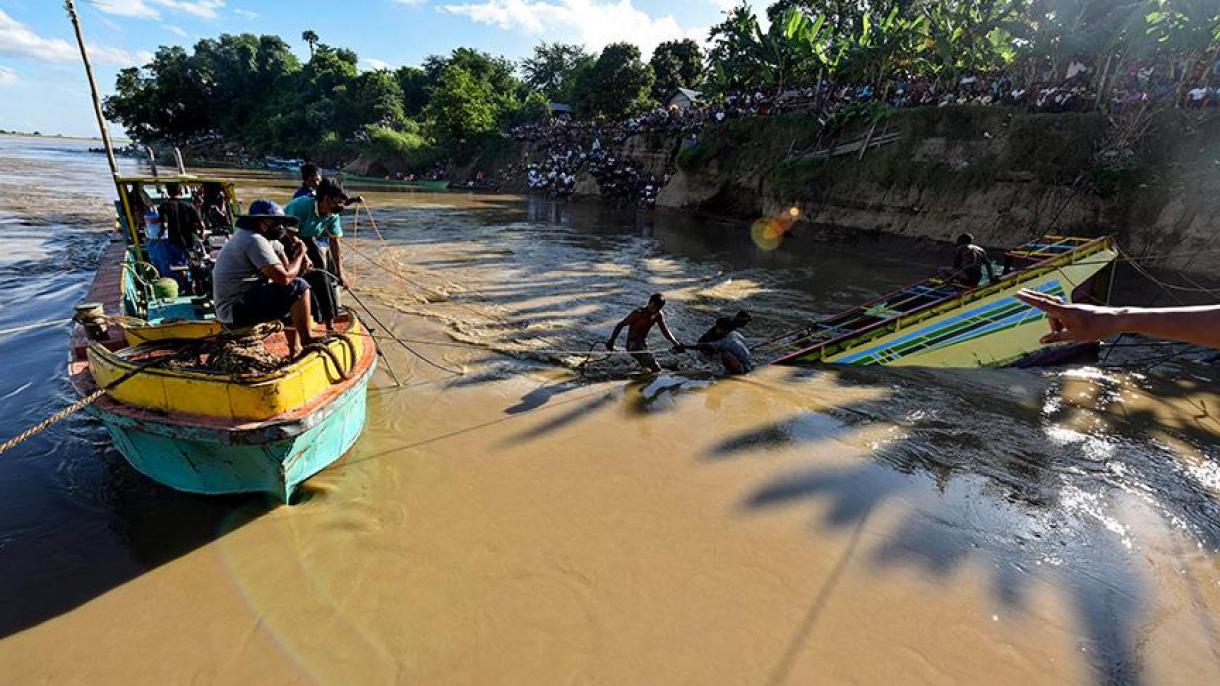 缅甸一艘超载的渡轮发生翻覆