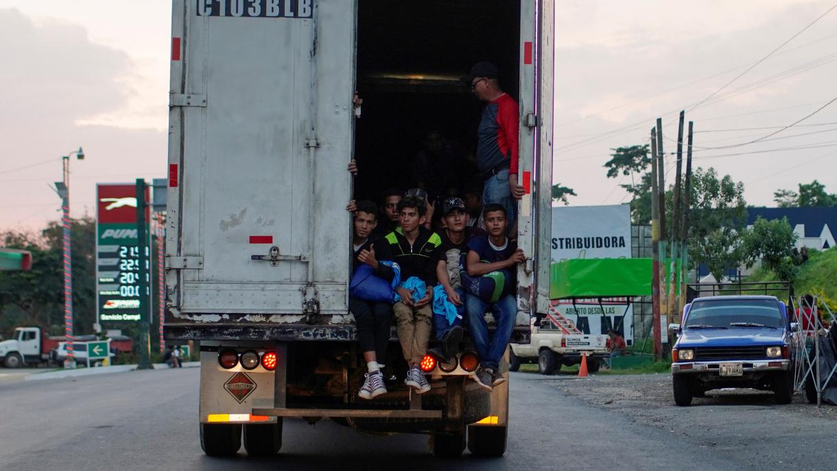 Мигранти от Централна Америка продължават да се стичат в Мексико...