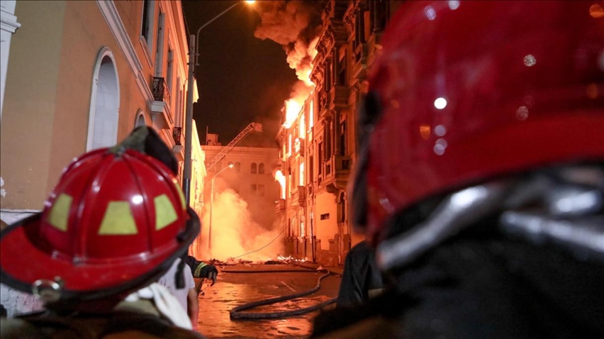 Edificio histórico se incendia durante manifestaciones en Lima, Perú