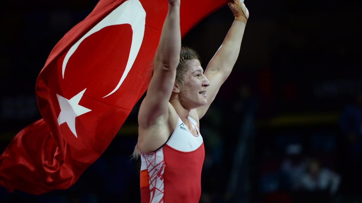 Elif Jale Yeşilırmak leva o ouro no Campeonato Europeu de Luta Livre