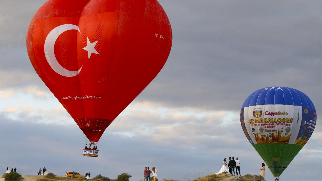 Balões voaram com bandeiras e estandartes turcos na Capadócia por ocasião do 15 de julho
