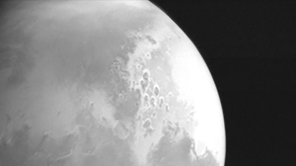中国“天问一号”探测器传回首幅火星图像