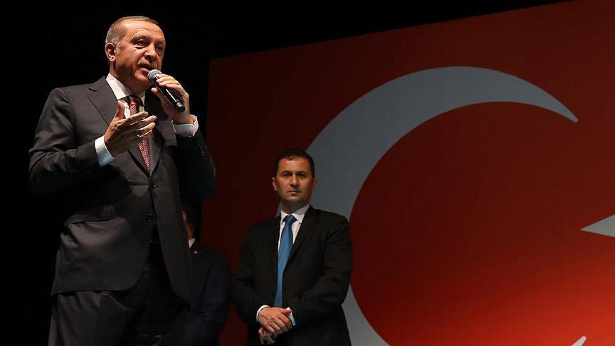 Prezident Erdog’an uyi oldida yig’ilgan hamyurtlariga xitob etdi