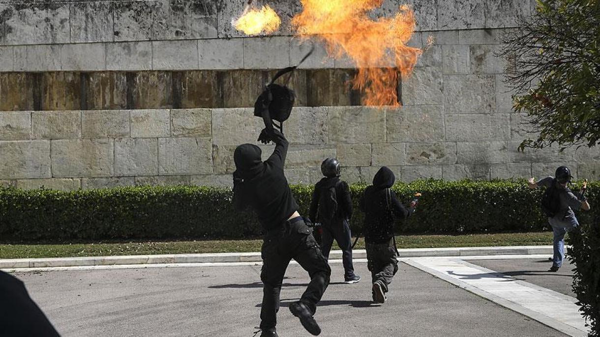 Βόμβες μολότοφ εναντίον της ελληνικής βουλής