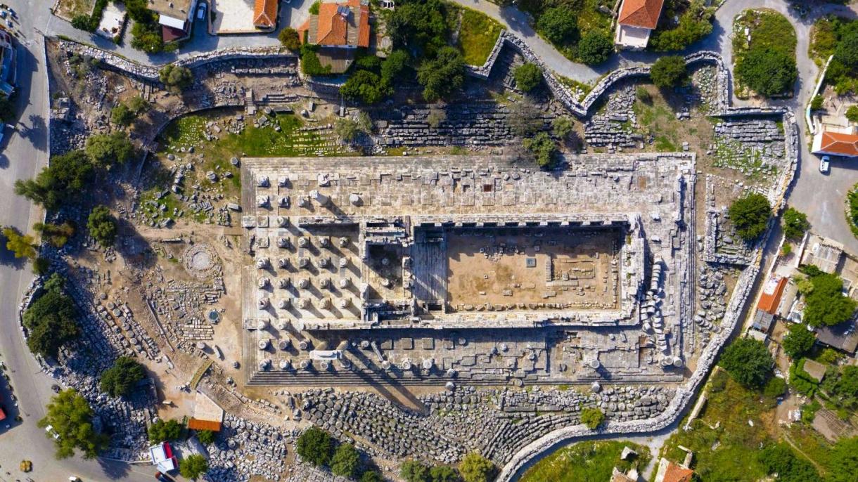 Anadolunun ən böyük, antik dünyanınsa üçüncü kahin mərkəzi - Apollon məbədi