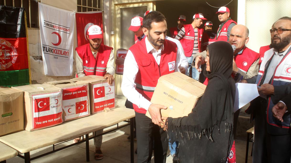 Türkiyә Qızıl Aypara Cәmiyyәti 300 әfqanıstanlı ailәyә humanitar yardım çatdırıb