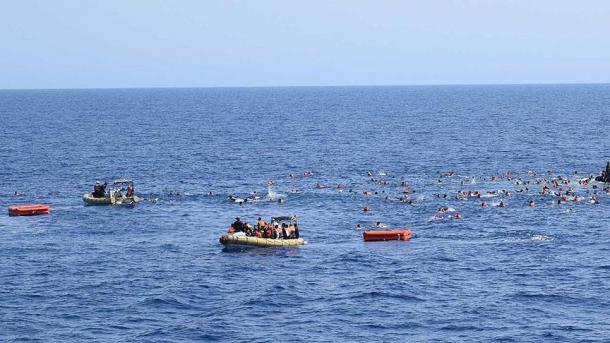 Continúa la búsqueda de dos pateras con 19 inmigrantes en aguas de Estrecho de Gibraltar