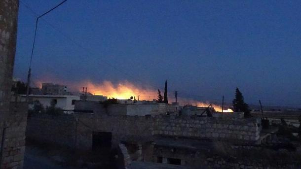 A bombázás után több lakótelepülés és jármű kigyulladt Szíriában