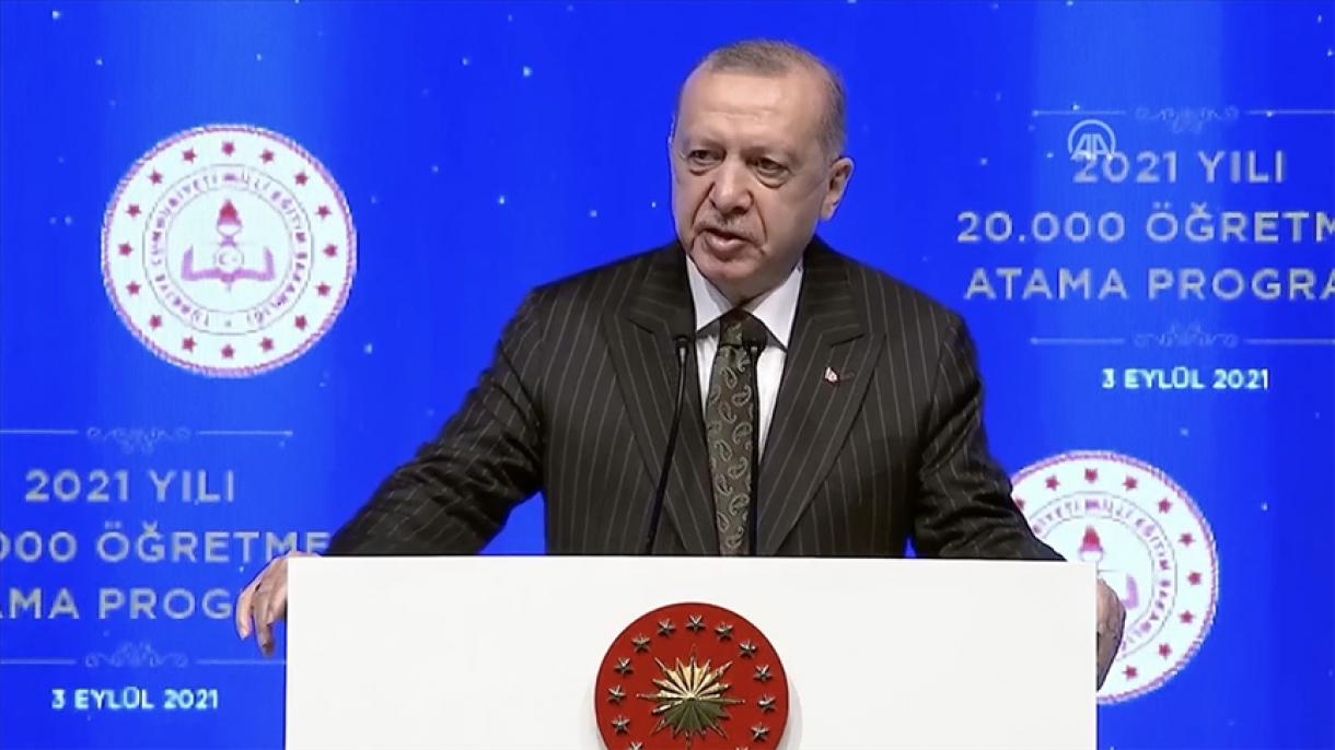 Эрдоган "Мугалимдерди дайындоо аземине" катышты