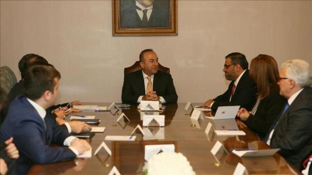Líderes da oposição síria encontram Ministro das Relações Exteriores turco em Ancara