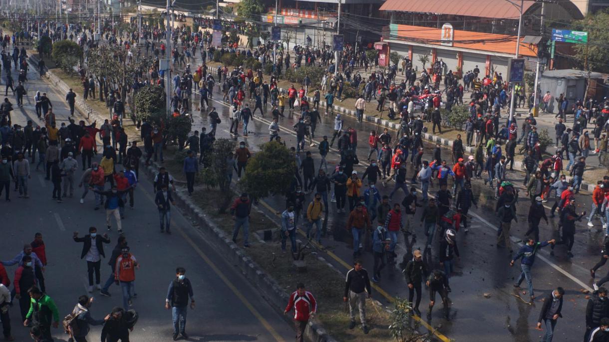 непалда американиң йардәм тәклипигә қарши  намайишлар давамлашмақта