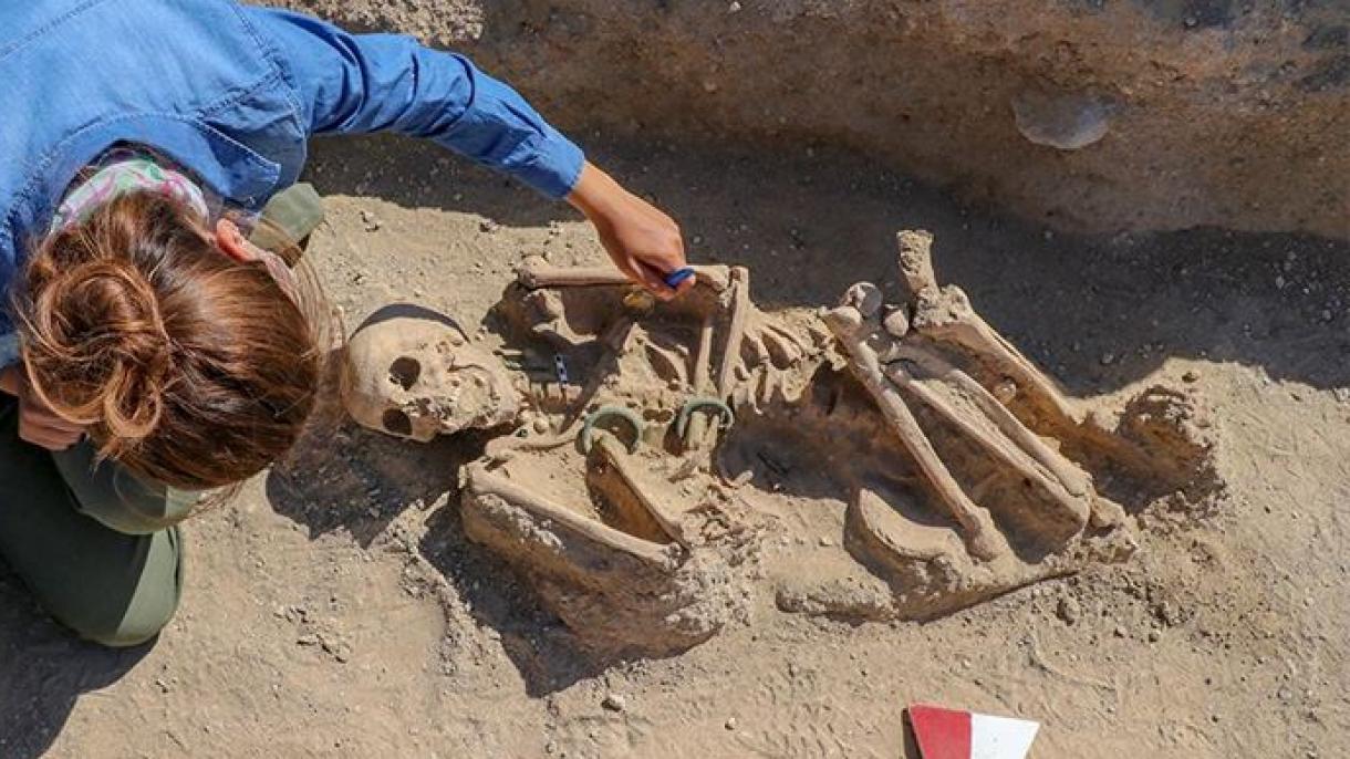 Hallada tumba femenina de Urartu enterrada con joyas en Van
