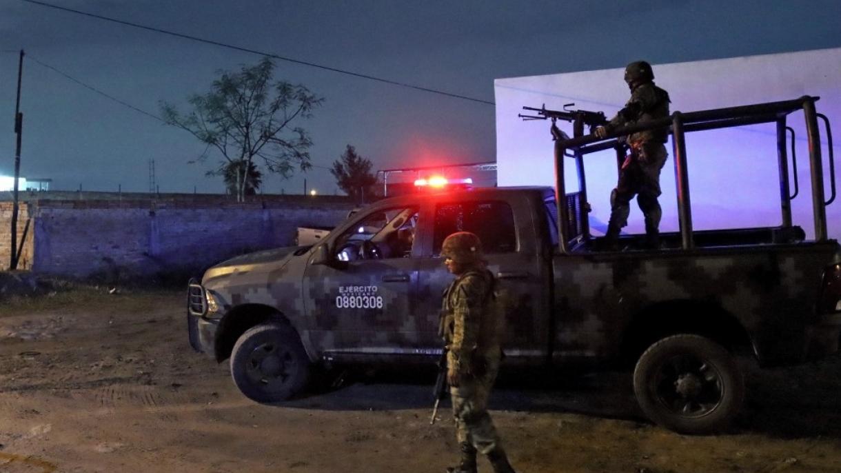 Abandonan un vehículo con tres cuerpos sin vida en Jalisco, México