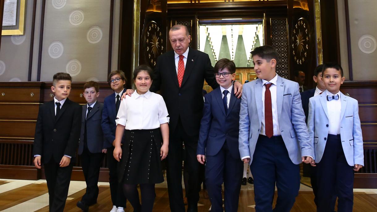 Los niños quienes visitaron el Palacio Presidencial concedieron flores a Erdogan
