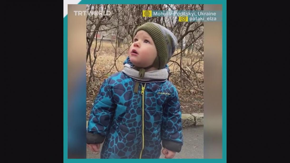 Ucraina. Un copilaș încearcă să se ascundă când aude sirenele