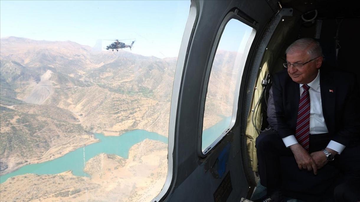 وزیر قومی دفاع یشار گیولر اور ان کا ہمراہی وفد حقاری کے دورے پر