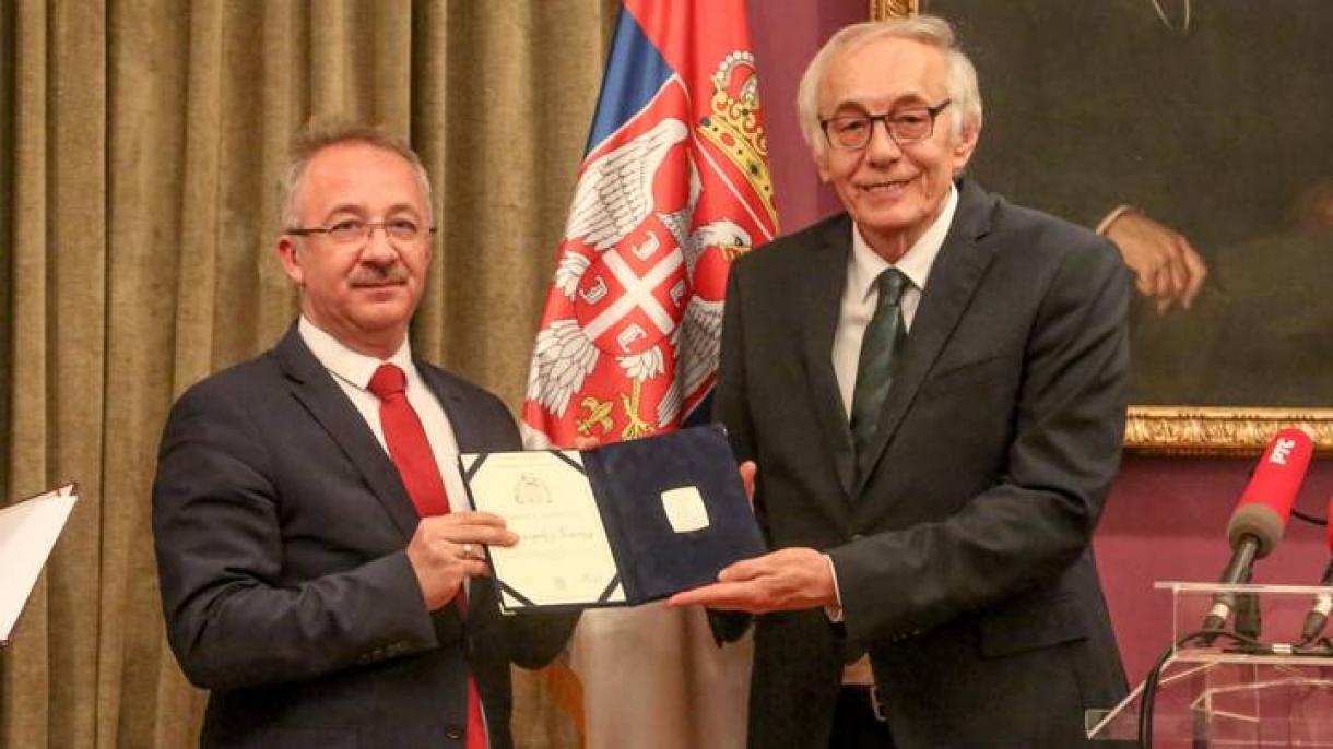 اهدای لوح نقره‌ای صربستان به رئیس آرشیو دولتی ریاست جمهوری ترکیه