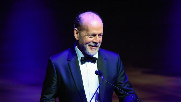 El premio de tartamudeo al famoso actor Bruce Willis