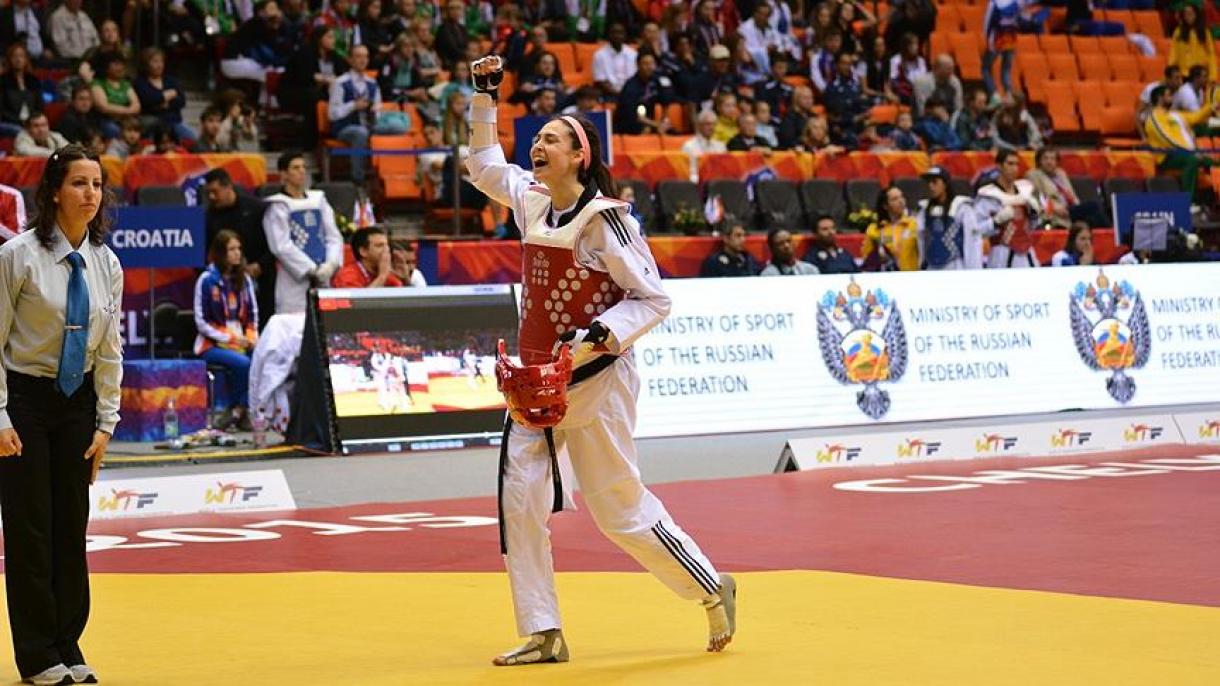 A atleta nacional de taekwondo ganha a medalha de ouro nos Jogos Universitários