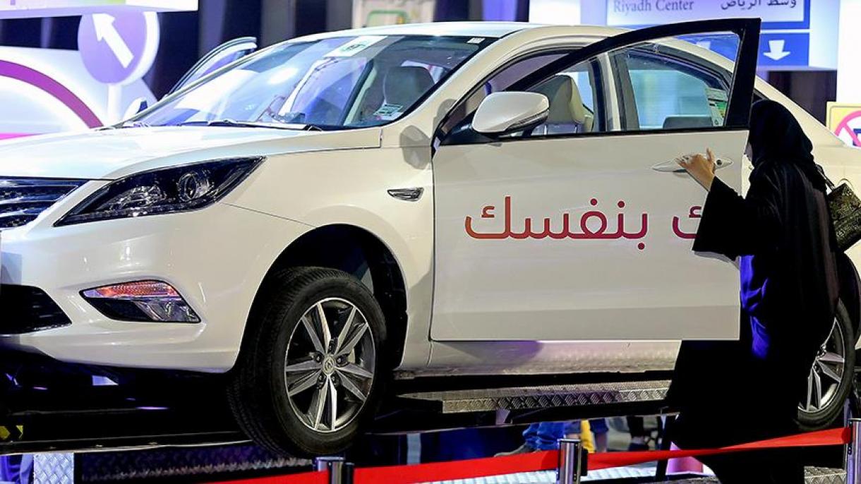 沙特迎历史时刻 女司机首次驾车亮相