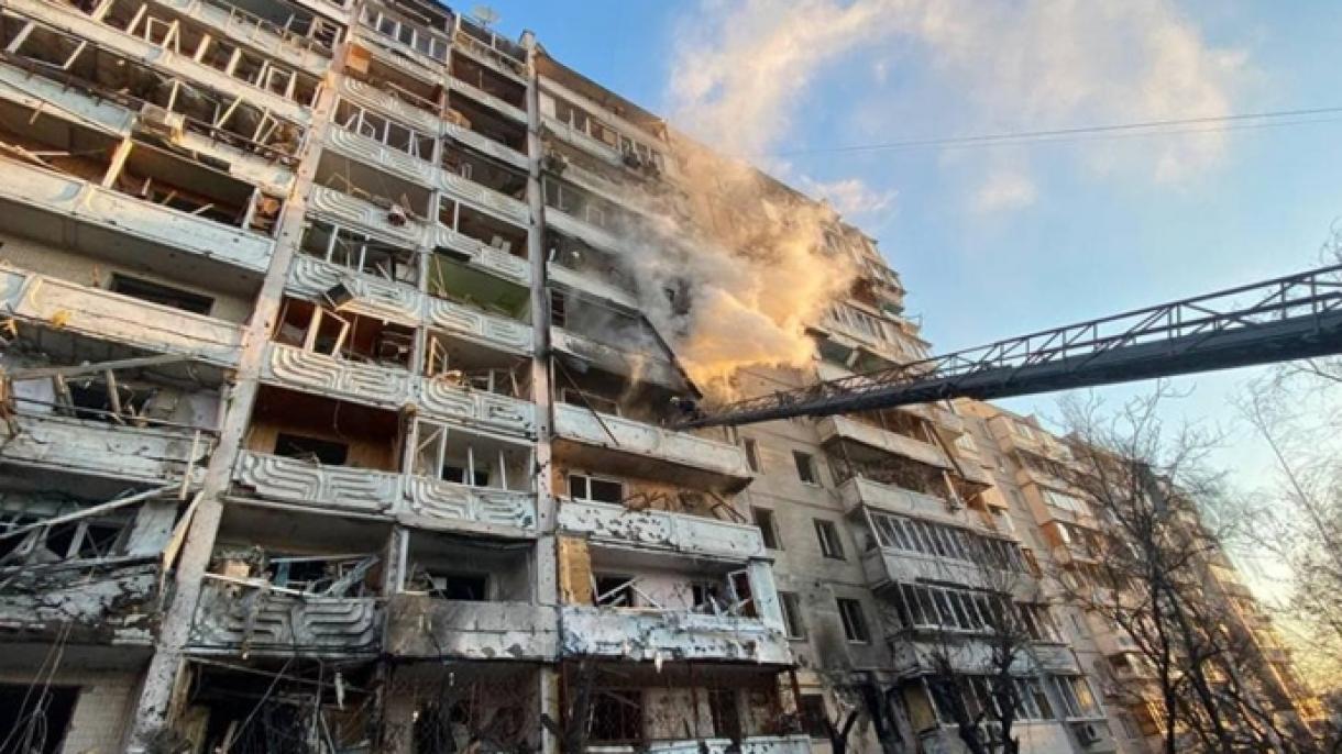 یوکیرین، کیف میں  ریائشی عمارت  گولہ لگنے سے ملبے کا ڈھیر بن گئی