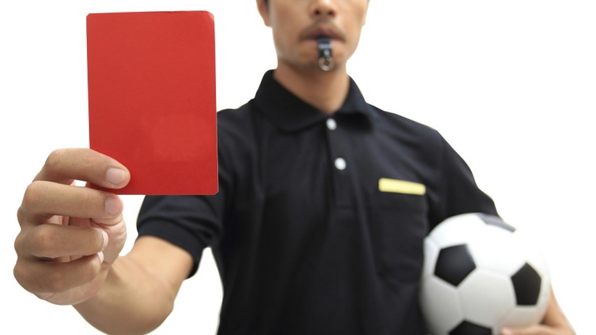 آیا میدانید که در مسابقات جام جهانی، اولین کارت قرمز از سوی یک داور ترک استفاده شده است؟