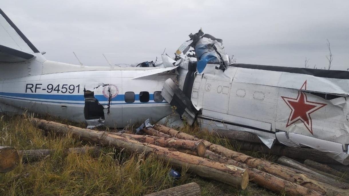 俄罗斯一架飞机坠毁16人丧生