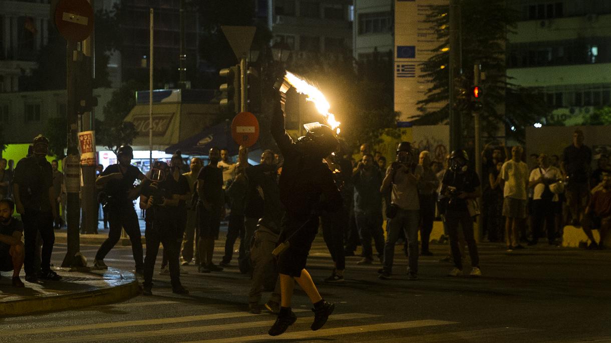 Briga entre manifestantes e policiais em Atenas
