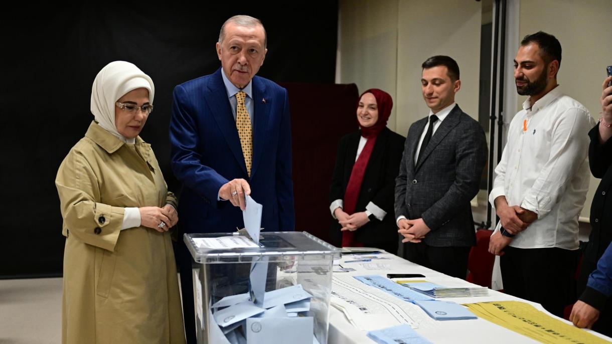 Erdoğan ha votato alle elezioni locali affermato di sperare un buon risultato per il Paese