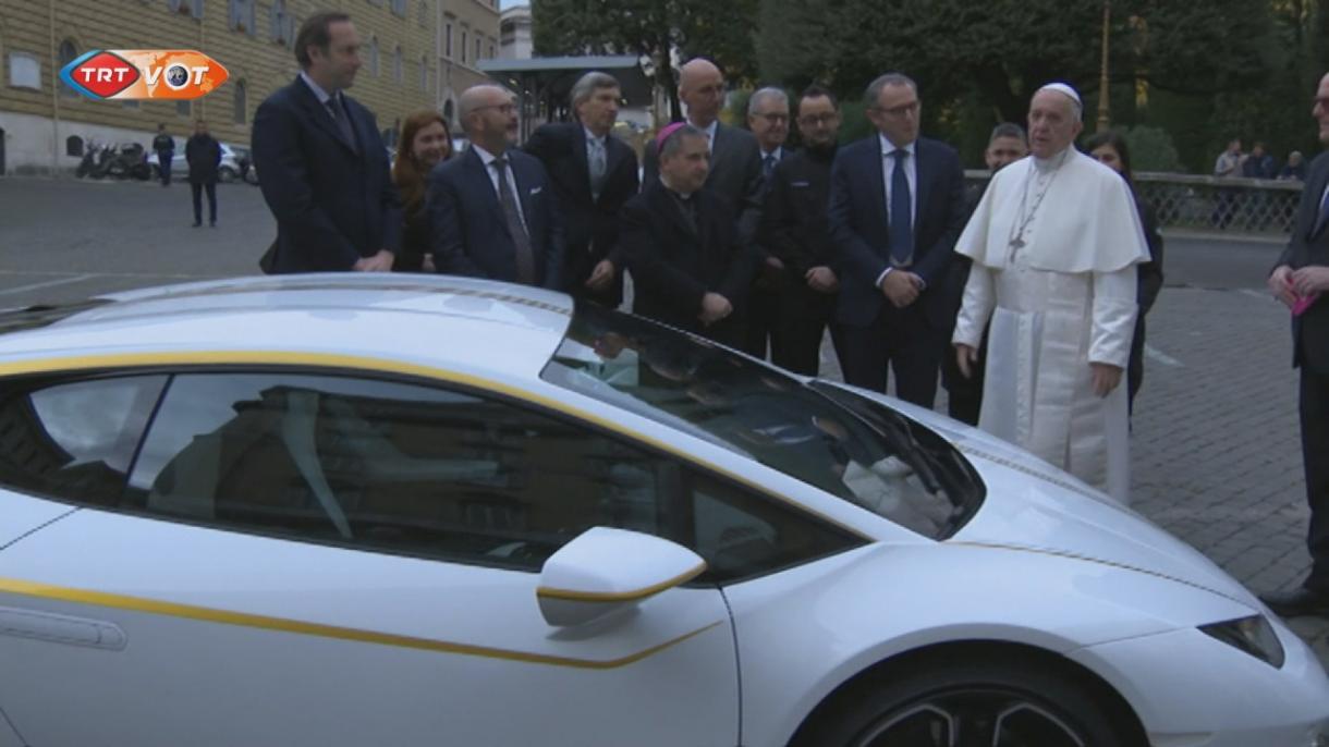 Lamborghini dona a Papa Francesco Huracán Rwd