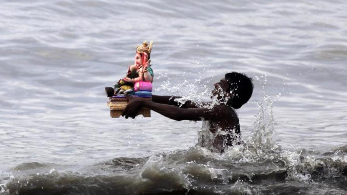 La India: decenas de muertos en sumersión del Dios Ganesha