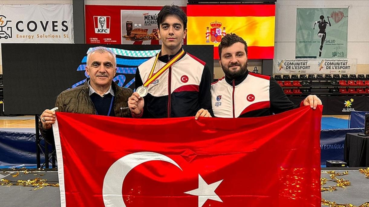 土耳其击剑运动员夺得银牌